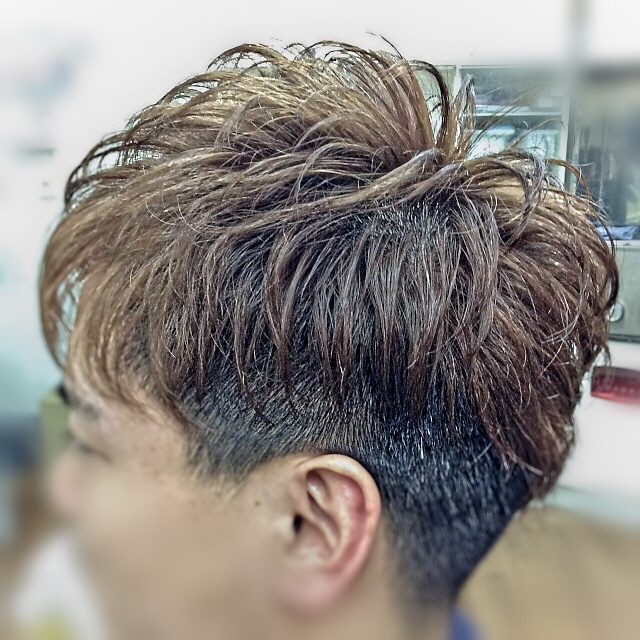 無造作アイロンパーマ ツーブロックのヘアスタイル画像